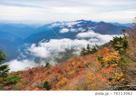 雲の流れが連なる山頂の景色 雲の流れが連なる山頂の景色 76513062