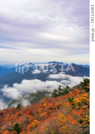 雲の流れが連なる山脈の景色 雲の流れが連なる山脈の景色 76513063