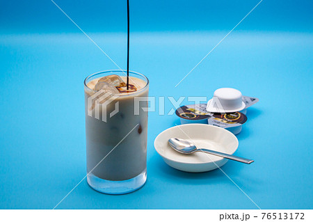 液体タイプのインスタントコーヒーを作る 76513172