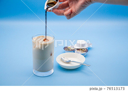 液体タイプのインスタントコーヒーを作る 76513173