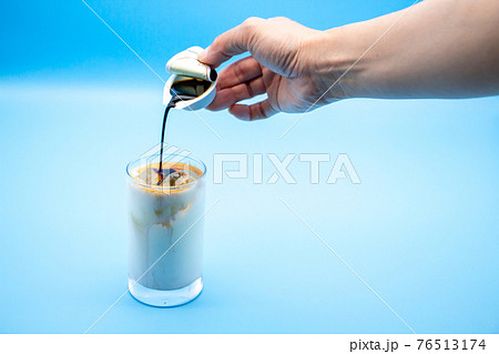 液体タイプのインスタントコーヒーを作る 76513174