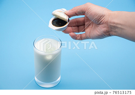液体タイプのインスタントコーヒーを作る 液体タイプのインスタントコーヒーを作る 76513175
