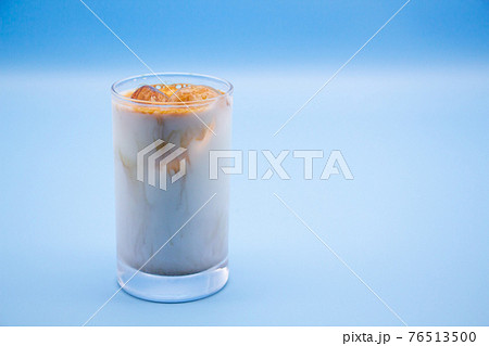 青い背景とアイスカフェオレ 76513500