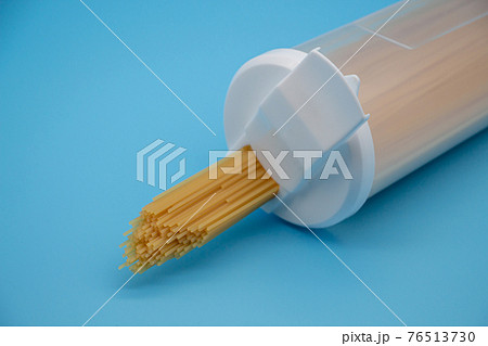 パスタケースに入っているスパゲッティ 76513730