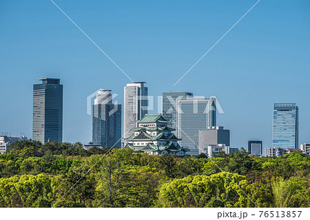《愛知県》　新緑の名古屋城と高層ビル群 76513857