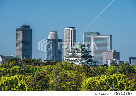 《愛知県》　新緑の名古屋城と高層ビル群 76513867
