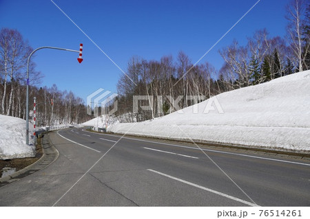 雪解けの士別峠 76514261