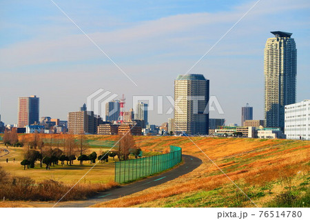 都市農業公園(東京都足立区)付近の荒川土手から見た埼玉県川口市の都市景観(ビル群) 都市農業公園(東京都足立区)付近の荒川土手から見た埼玉県川口市の都市景観(ビル群) 76514780
