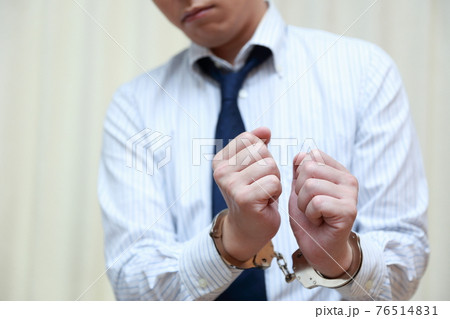 犯罪を犯して逮捕される会社員の男性 76514831