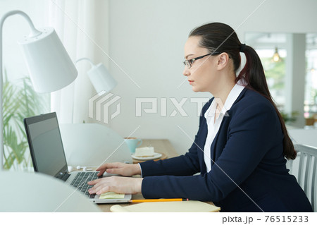 Female entrepreneur working on laptop 76515233