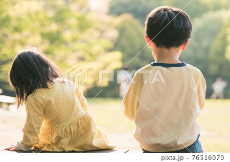 ベンチに座る兄妹の後ろ姿 ベンチに座る兄妹の後ろ姿 76516070
