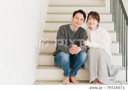 マイホームでくつろぐ若い夫婦 マイホームでくつろぐ若い夫婦 76516071