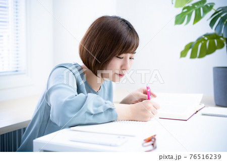 リビングで勉強をする女性 リビングで勉強をする女性 76516239