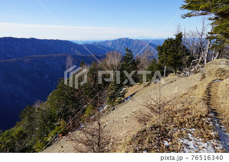 黒薙近くの登山道と山の風景 76516340