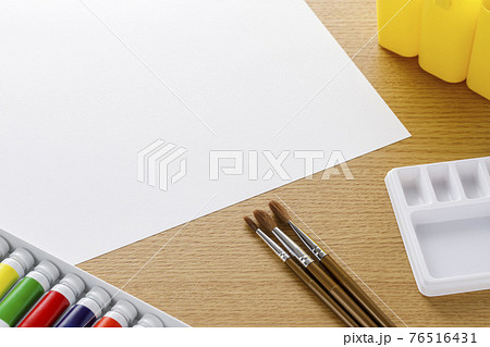 画材　絵の具と筆 76516431