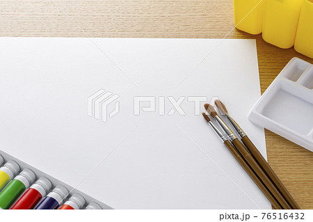 画材 絵の具と筆 画材 絵の具と筆 76516432