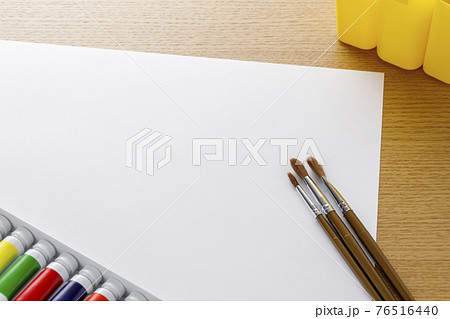 画材　絵の具と筆 76516440