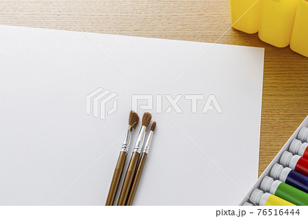 画材　絵の具と筆 76516444