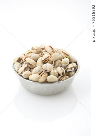 白バックでボウルに入ったピスタチオ　 76516592