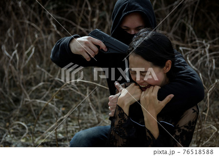 thief threaten gun to screaming young woman 76518588