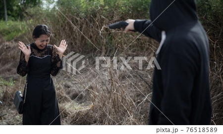 screaming Asian woman aimed by gun to rob purse screaming Asian woman aimed by gun to rob purse 76518589