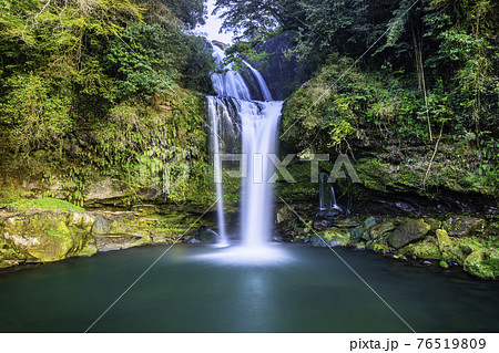二段式が珍しい慈恩の滝（大分県日田市） 76519809