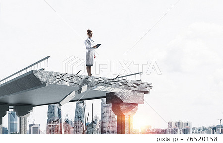 Woman doctor on the city health guard 76520158