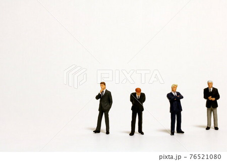 何かを言おうとする人と考え込む人 speaking man & considering men 76521080