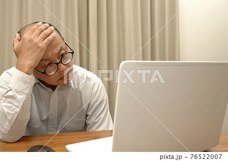 在宅ワークする中年男性 在宅ワークする中年男性 76522007