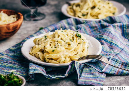 Portion of Fettuccine Pasta with Alfredo Sauce 76523052