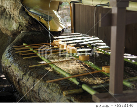 下鴨神社の手水舎 76523146