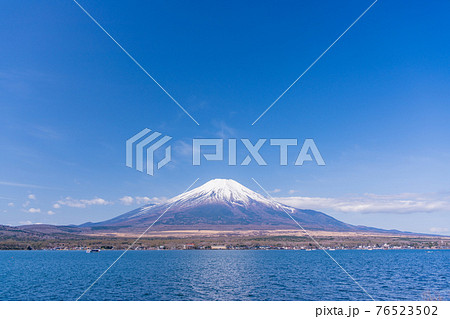 （山梨県）晴天下の山中湖と富士山 76523502