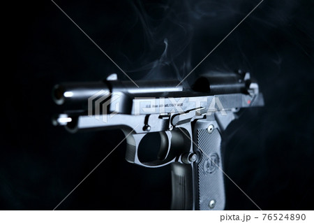 発砲後の拳銃　M92Fミリタリーモデル1 76524890