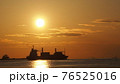 朝日が昇ると貨物船は東京湾を出発します。自由に海外へ行けなくなった時代は身近な非日常です。 76525016