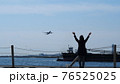 パンデミックで海外旅行を諦めた女性は飛行機に手を振ります。本当は今頃トルコにいたはず。身近な非日常。 76525025