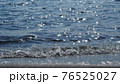 朝日が当たる波はダイヤモンドのように輝きます。身近な非日常的な光景 76525027