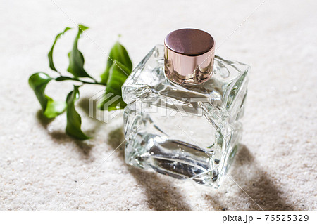 化粧品や香水のボトル コスメイメージ素材 化粧品や香水のボトル コスメイメージ素材 76525329