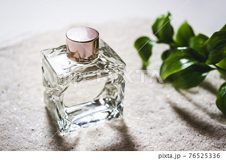 化粧品や香水のボトル　コスメイメージ素材 76525336
