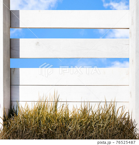 白い木製の柵と青空 複数のバリエーションがありますのイラスト素材