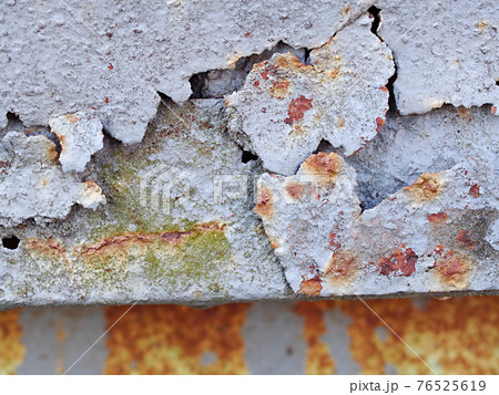 錆びて腐食したトタン壁 76525619