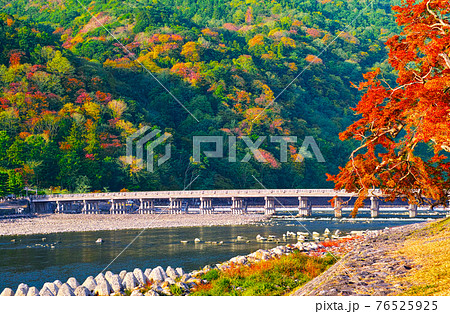 紅葉シーズン京都嵐山 紅葉した山並みと渡月橋の写真素材