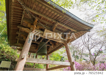 里山の春を彩る　鐘楼　慈光寺　　　　　 76525942