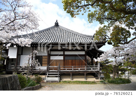 帯解寺本堂　(奈良県奈良市) 76526021