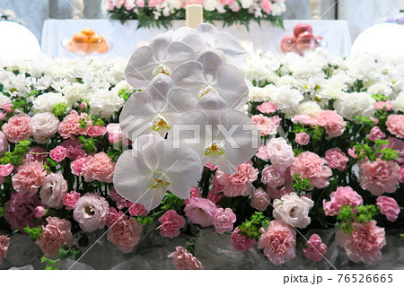 胡蝶蘭が入ったお洒落な花祭壇の写真素材