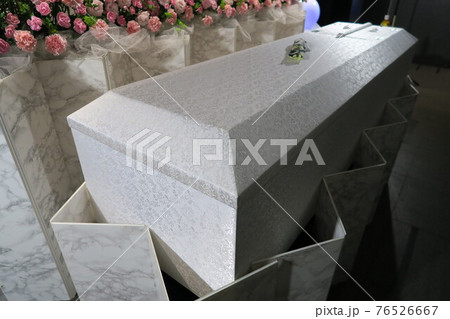 布で覆われた棺桶 76526667