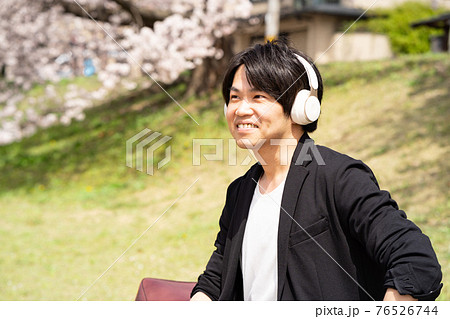 音楽コンテンツを楽しむ男性 音楽コンテンツを楽しむ男性 76526744