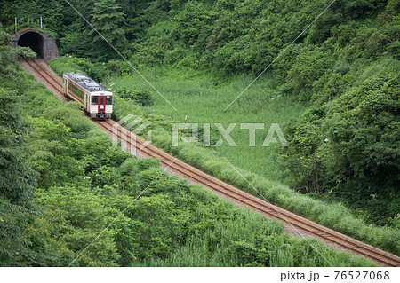 新潟県小千谷市・JR飯山線　緑の谷を走る単行列車 76527068