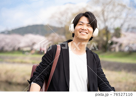 音楽コンテンツを楽しむ男性 音楽コンテンツを楽しむ男性 76527110