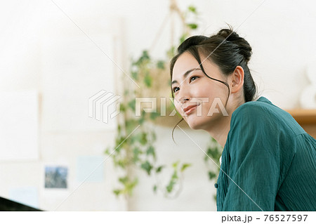 テレワークをする女性 テレワークをする女性 76527597