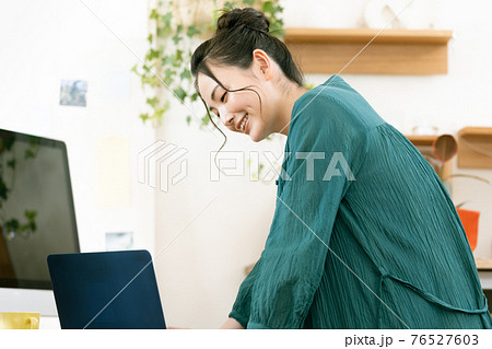 テレワークをする女性 テレワークをする女性 76527603